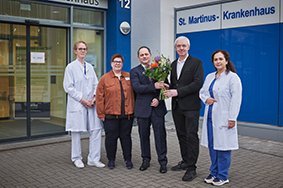 Begrüßten Viktor Alexander Krol (Mitte) gemeinsam (v.l.n.r.): Oberärztin Dr. med. Britta Eschenbruch; Claudia Storms, Chefarzt-Sekretariat; Medizinischer Direktor Dr. med. Peter Lütkes und Fachärztin für Innere Medizin und Diabetologie Dr. med. Elham Saadat, Abteilung Innere Medizin am St. Martinus-Krankenhaus