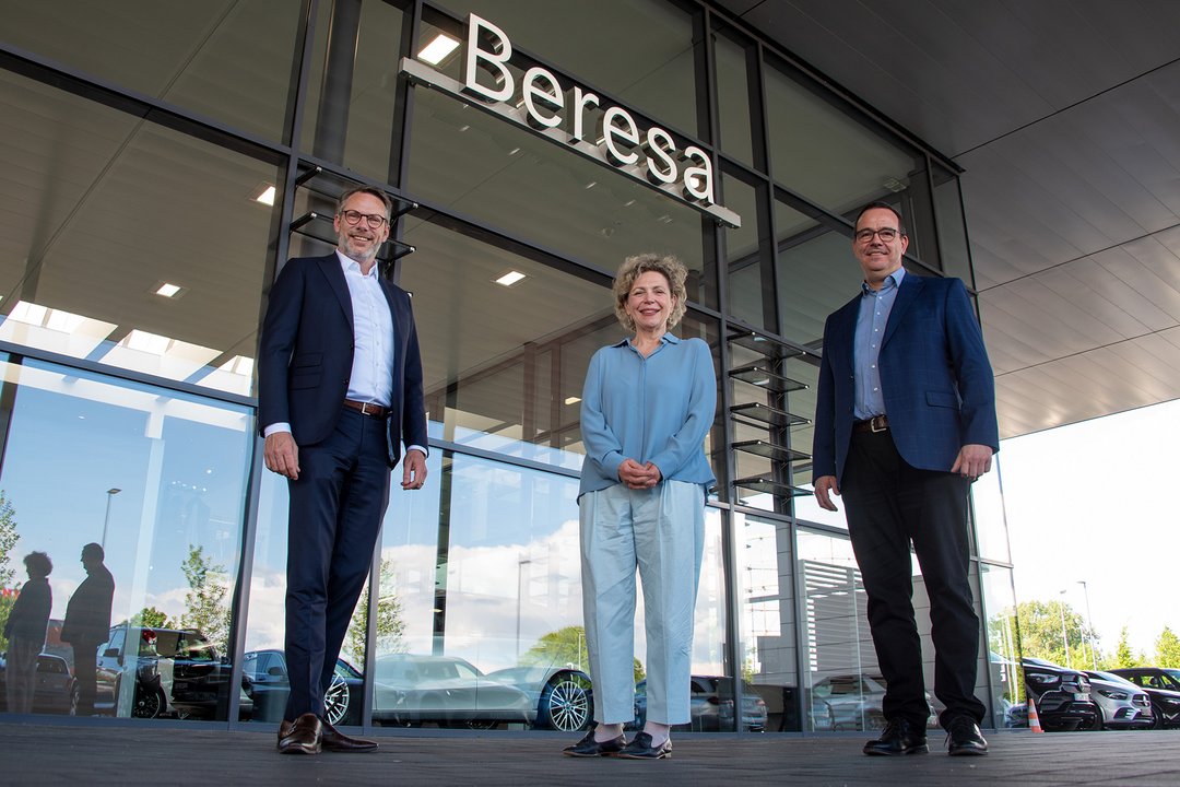 Drei Personen stehen vor dem Schriftzug Beresa