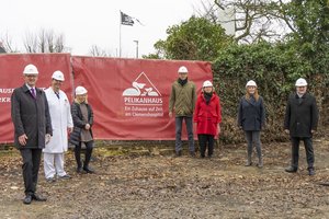 Sechs Personen auf einer Baustelle