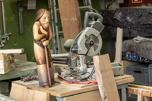 Die Krippenfigur Josef in der Holztherapie des Alexianer-Krankenhauses.