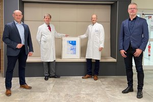 Vier Männer und eine Urkunde