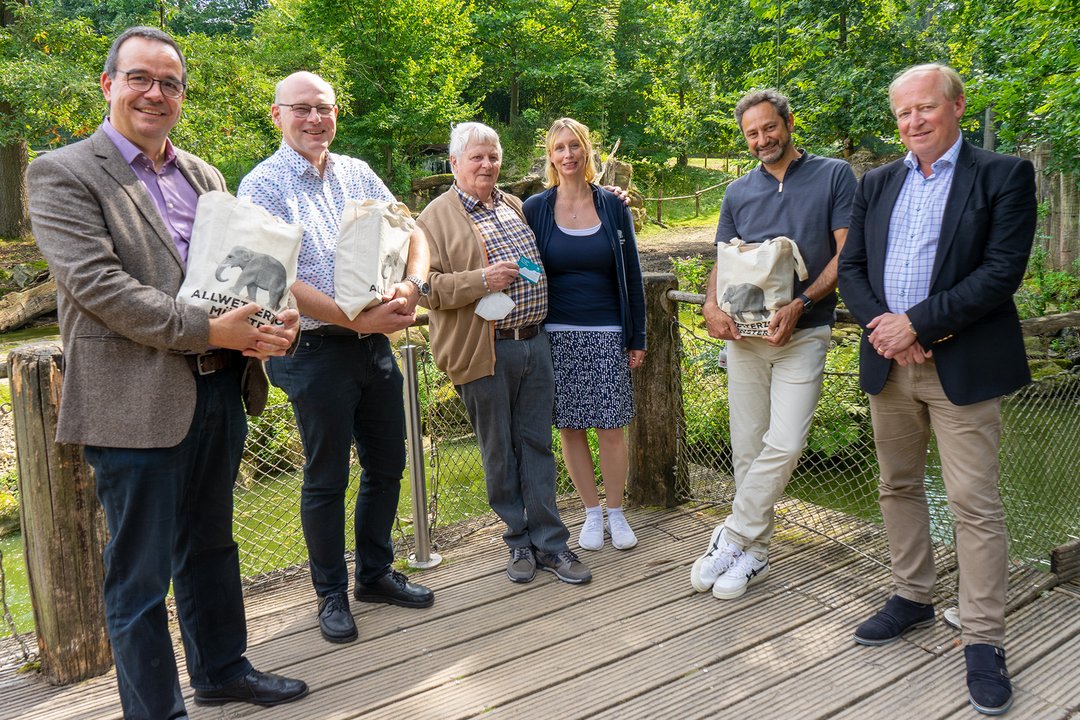 Mehrere Menschen stehen im Zoo