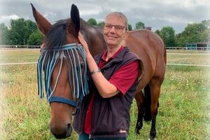 Martina Schuchhardt mit Therapiepferd Bernd