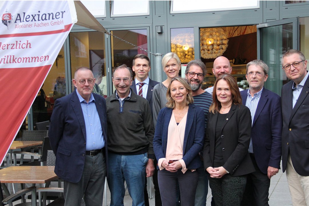 Vertreter der Alexianer und des Lions Club Aachen vor dem Café Kontakt