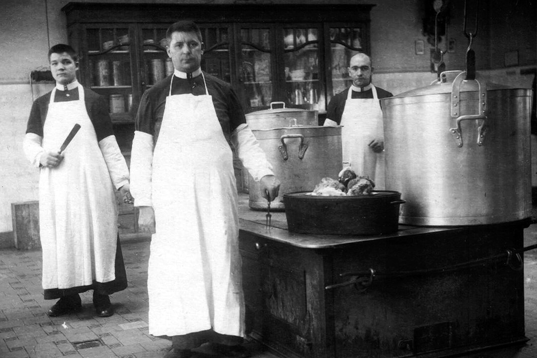Brüder in der Küche – um 1920